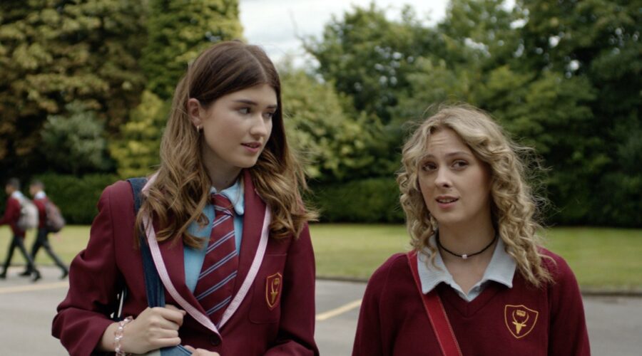 Da sinistra: Caitlin Hamilton (Nina) e Georgia De Gidlow (Keedie) in una scena di “Una specie di scintilla”. Credits: Rai/Bbc.