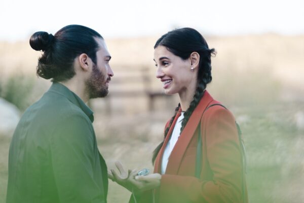 Da sinistra: Can Yaman (Demir) e Francesca Chillemi (Viola) in una scena di “Viola come il mare 2