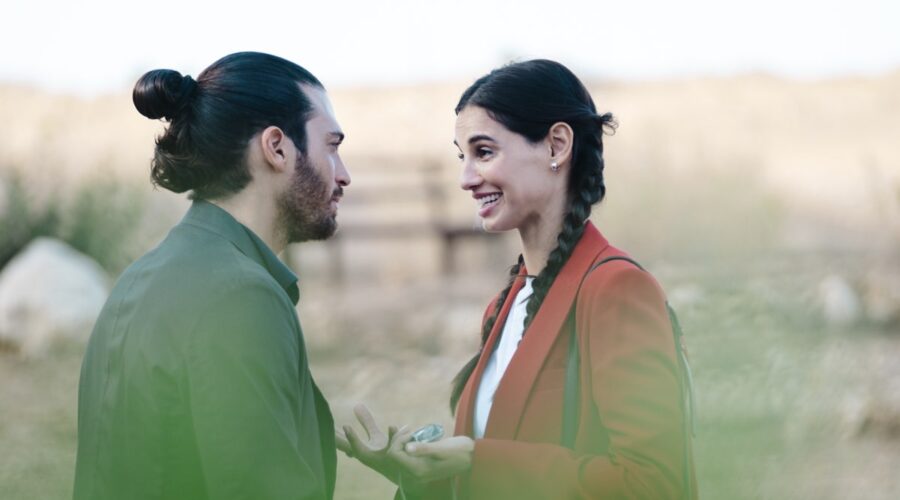 Da sinistra: Can Yaman (Demir) e Francesca Chillemi (Viola) in una scena di “Viola come il mare 2