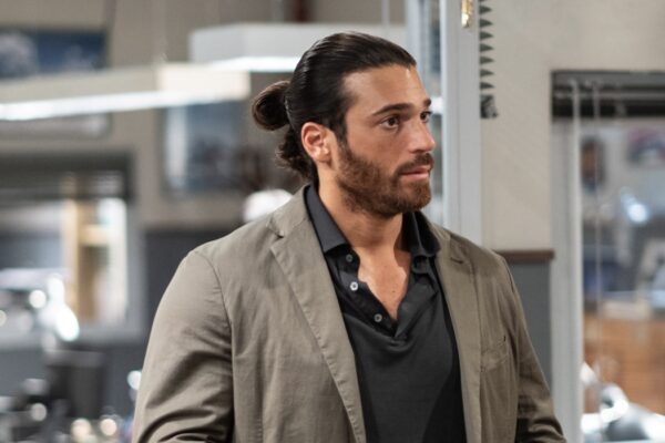 Can Yaman (Francesco Demir) in una scena di “Viola come il mare 2