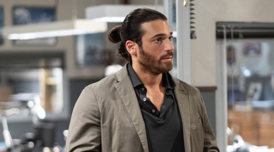 Can Yaman (Francesco Demir) in una scena di “Viola come il mare 2