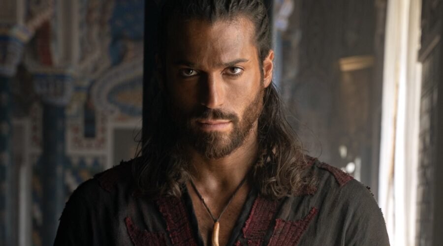 Can Yaman (Sandokan) in una delle prime foto di “Sandokan”. Credits: Rai.