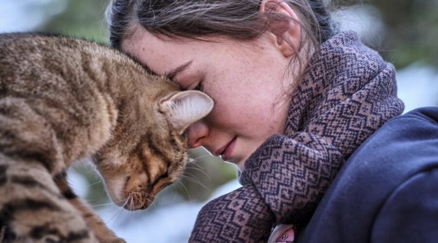 Capucine Sainson-fabresse E Il Gattino Rroû In Vita Da Gatto Credits Plaion Pictures