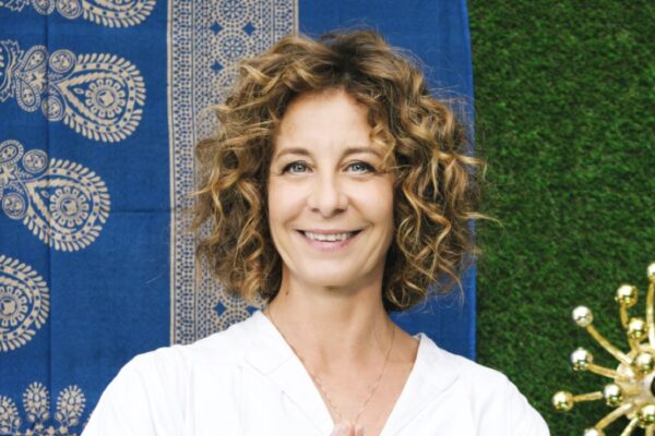 Carlotta Natoli nella serie TV “Il Santone 2#lepiubellefrasidioscio”. Credits: Rai/RaiPlay.