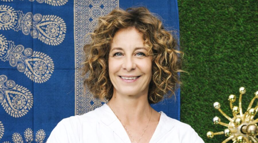Carlotta Natoli nella serie TV “Il Santone 2#lepiubellefrasidioscio”. Credits: Rai/RaiPlay.
