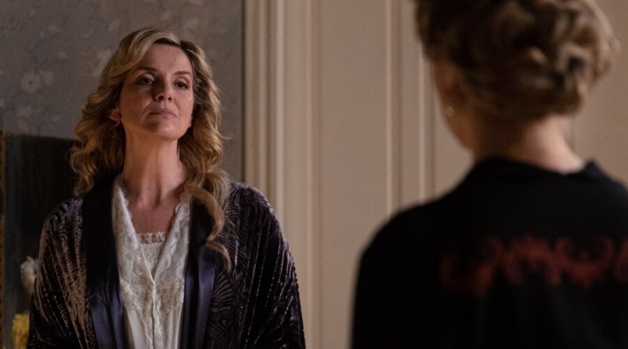 Da sinistra: Eva Martín (Cruz Ezquerdo)e Lisi Linder (Elisa de Grazalema) in una scena de “La Promessa”. Credits: Mediaset.