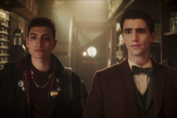 Da sinistra: Jayden Revri (Charles Rowland) e George Rexstrew (Edwin Payne) in una scena di “Dead Boy Detectives”. Credits: Courtesy of Netflix.