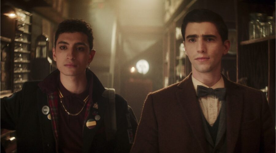 Da sinistra: Jayden Revri (Charles Rowland) e George Rexstrew (Edwin Payne) in una scena di “Dead Boy Detectives”. Credits: Courtesy of Netflix.
