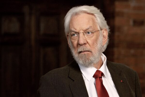 Donald Sutherland (Michel Dorn) in una scena di “Crossing Lines”. Credits: Credits Tandem Productions GmbH, Dusan Martincek e Serially.