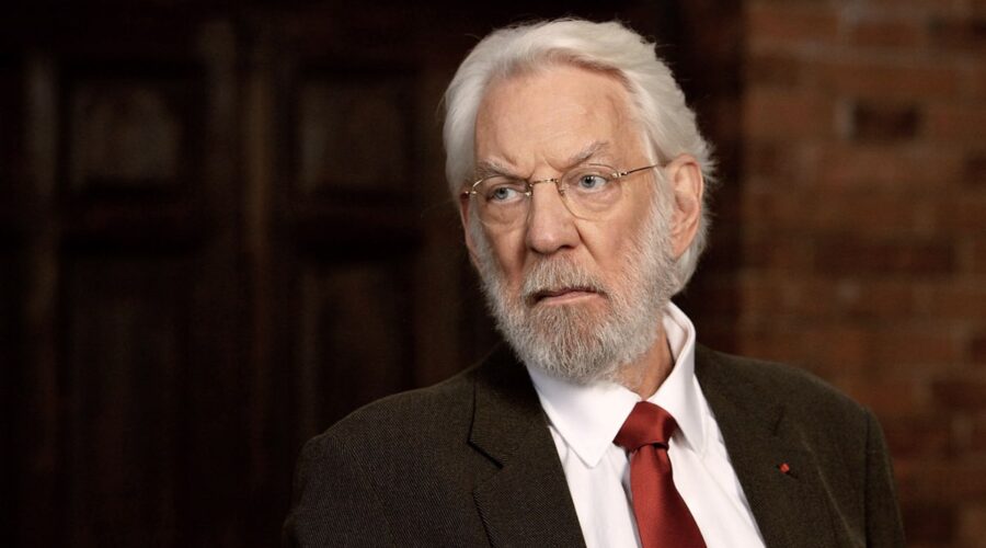 Donald Sutherland (Michel Dorn) in una scena di “Crossing Lines”. Credits: Credits Tandem Productions GmbH, Dusan Martincek e Serially.