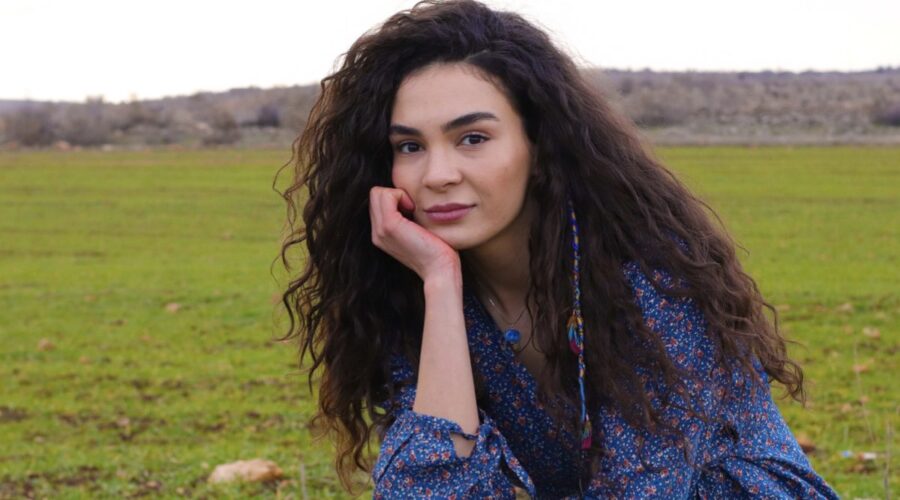 Ebru Şahin (Reyyan Aslanbey) in una scena di “Hercai”. Credits: Real Time.
