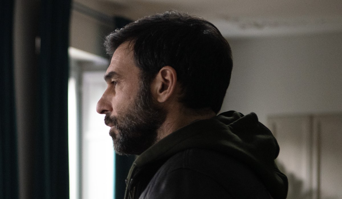 Edoardo Leo (Luca Travaglia) in una scena de “Il Clandestino”. Credits: Loris T. Zambelli/Rai.