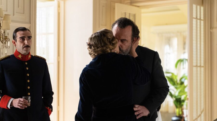 Da sinistra: Guillermo Serrano (Lorenzo de la Mata), Manuel Regueiro (Alonso Luján) e Lisi Linder (Baronessa Grazalena) in una scena de “La Promessa”. Credits: RTI Mediaset.