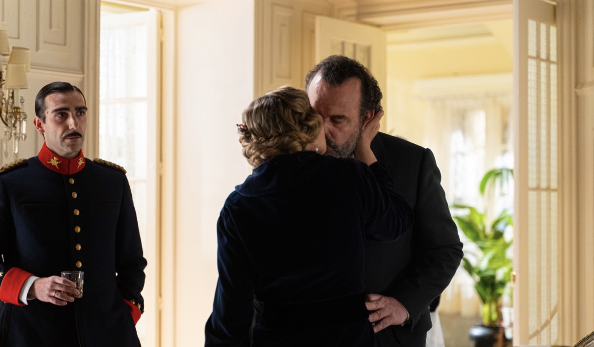 Da sinistra: Guillermo Serrano (Lorenzo de la Mata), Manuel Regueiro (Alonso Luján) e Lisi Linder (Baronessa Grazalena) in una scena de “La Promessa”. Credits: RTI Mediaset.