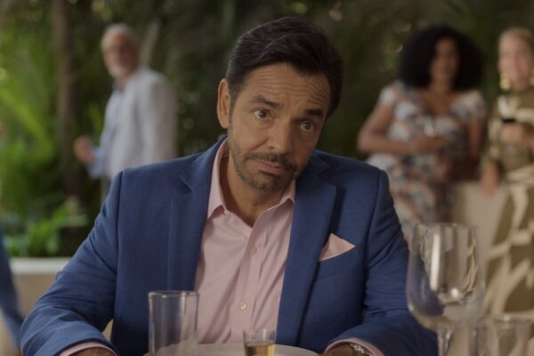 Eugenio Derbez (Màximo) in una scena di “Acapulco 3” Credits: Apple Tv Plus.