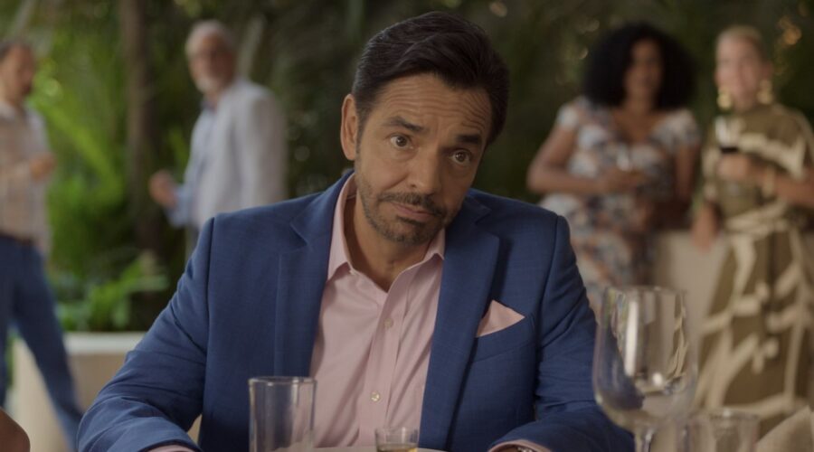 Eugenio Derbez (Màximo) in una scena di “Acapulco 3” Credits: Apple Tv Plus.