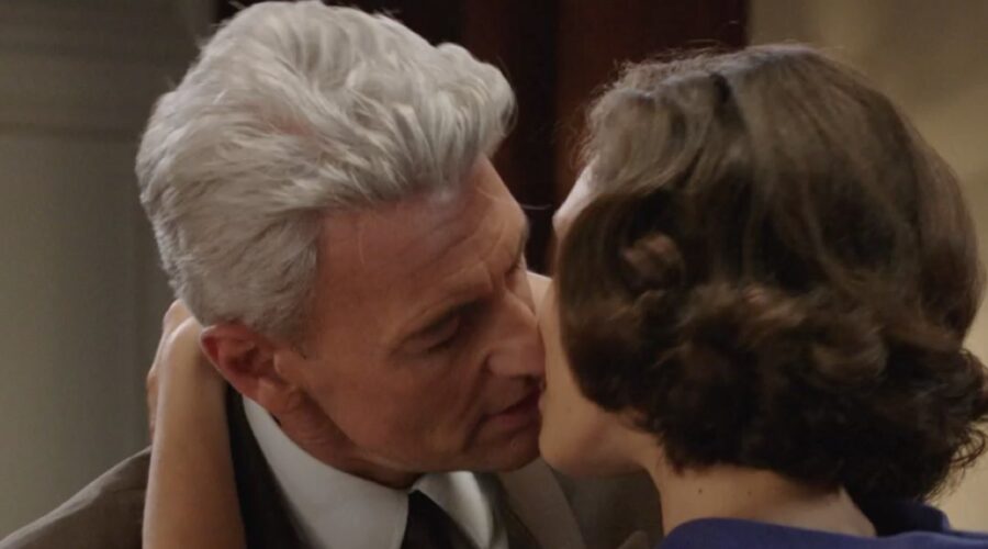 Da sinistra: Roberto Farnesi (Umberto Guarnieri) e Lucrezia Massari (Flora Gentile Ravasi) in una scena della puntata 22 de “Il Paradiso Delle Signore 8”. Credits: Rai.