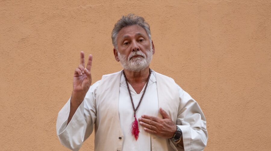 Francesco Paolantoni (The Only Oscio) in un posato per “Il Santone 2”. Credits: Rai.