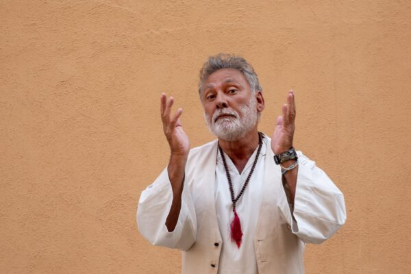 Francesco Paolantoni (The Only Oscio) in un posato per “Il Santone 2”. Credits: Rai.