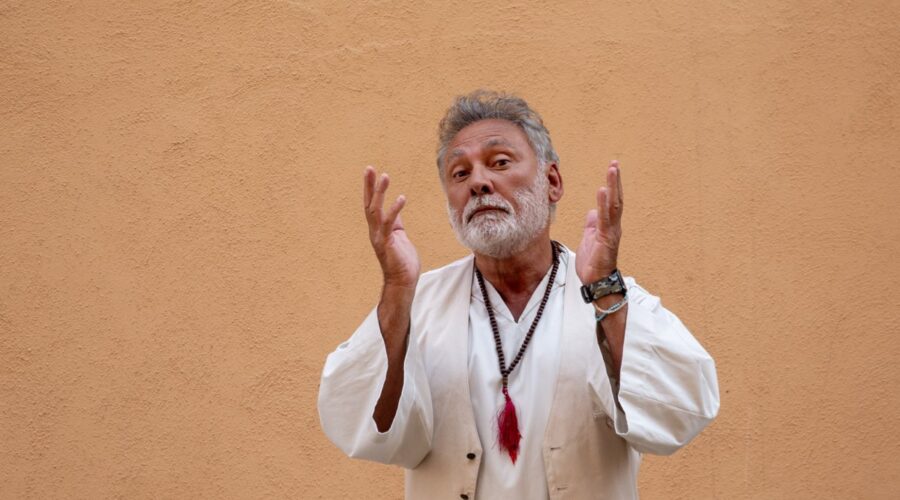 Francesco Paolantoni (The Only Oscio) in un posato per “Il Santone 2”. Credits: Rai.