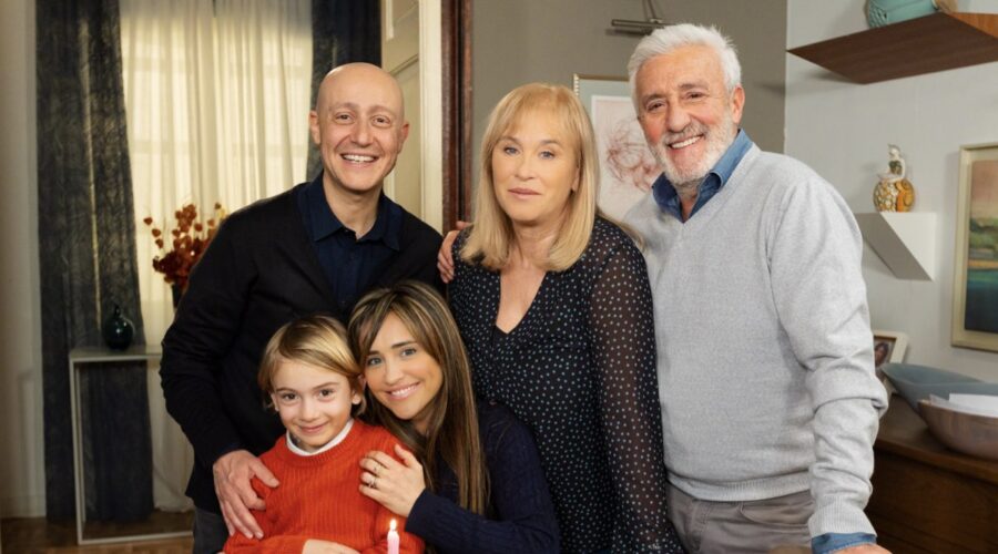 Da sinistra: Francesco Vitiello (Diego), Edoardo Scarfora (Antonio), Ilenia Lazzarin (Viola), Marina Giulia Cavalli (Ornella) e Patrizio Rispo (Raffaele) in una scena di “Un Posto Al Sole”. Credits: Rai.