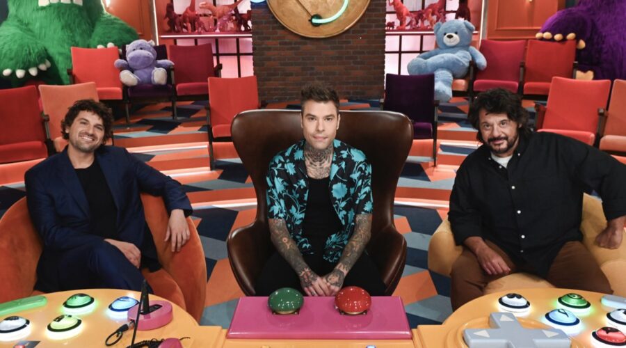 Da sinistra: Frank Matano, Fedez e Lillo in una scena di “Lol 4”. Credits: Amazon Prime Video.