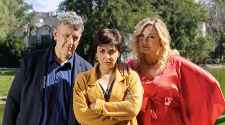 Da sinistra: Germano Bellavia (Guido), Antonella Prisco (Mariella) e Giada Desideri (Claudia) in una scena di “Un Posto Al Sole”. Credits: Rai.