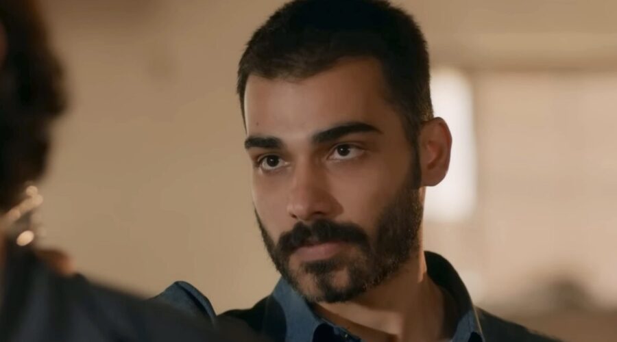 Hamran Said in un fotogramma di “Terra Amara”. Credits: Cattura schermo/YouTube.