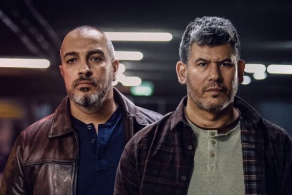 Da sinistra: Hanan Savyon (Pini) e Guy Amir (Nisso) in una scena di “Bros”. Credits: Netflix.
