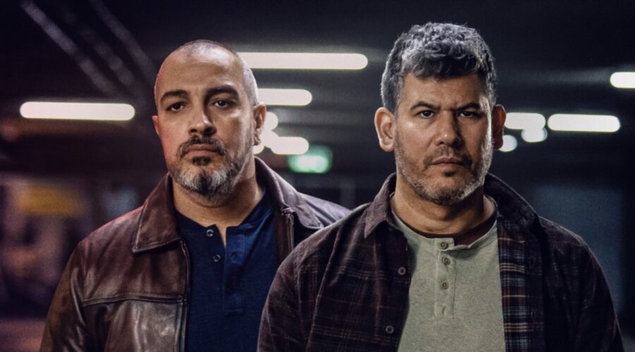 Da sinistra: Hanan Savyon (Pini) e Guy Amir (Nisso) in una scena di “Bros”. Credits: Netflix.