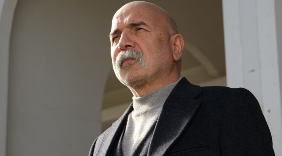 Altan Gördüm (Hasmet Colak) in una scena di “Terra Amara”. Credits: RTI Mediaset.