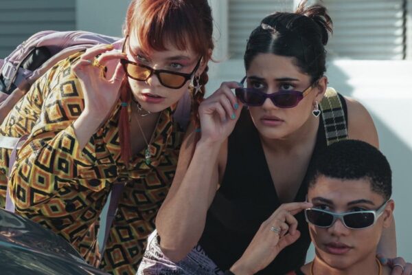 Da sinistra: Chloe Hayden nel ruolo di Quinni, Ayesha Madon nel ruolo di Amerie e James Majoos nel ruolo di Darren nella stagione 2 di “Heartbreak High”. Credits: Courtesy of Netflix.