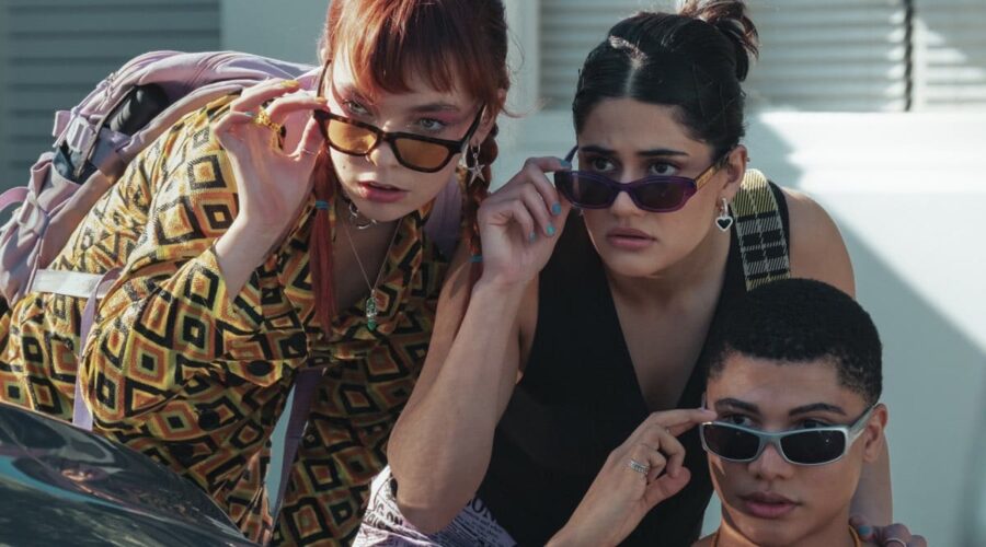 Da sinistra: Chloe Hayden nel ruolo di Quinni, Ayesha Madon nel ruolo di Amerie e James Majoos nel ruolo di Darren nella stagione 2 di “Heartbreak High”. Credits: Courtesy of Netflix.