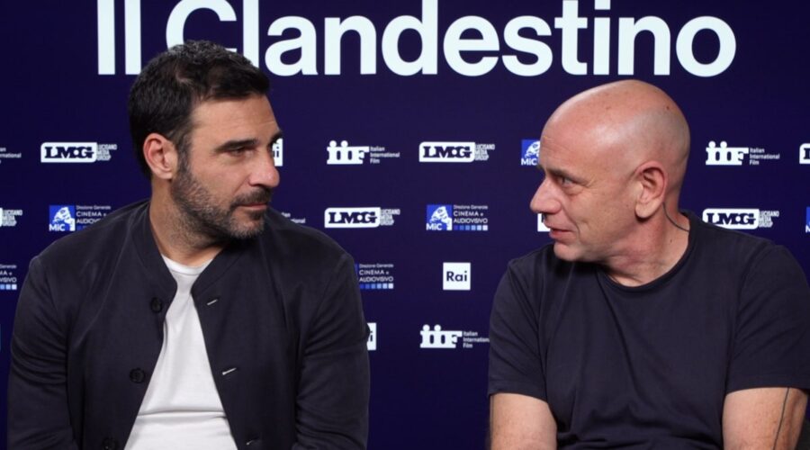 Da sinistra: Edoardo Leo (Luca Travaglia) e Rolando Ravello (regista) durante la nostra intervista su “Il Clandestino”. Credits: Tvserial.it/IIF/Rai.