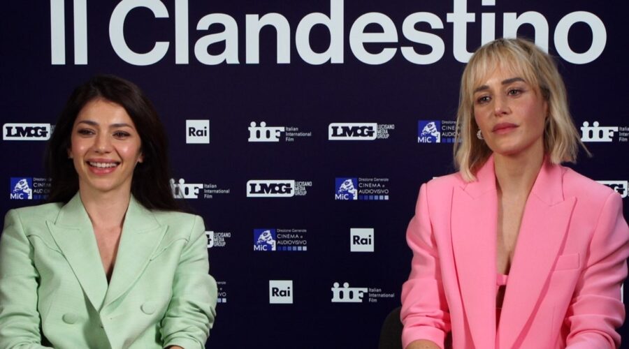 Da sinistra: Lavinia Longhi (Khadija) e Alice Arcuri (Carolina Vernoni) durante la nostra intervista su “Il Clandestino”. Credits: Tvserial.it/IIF/Rai.