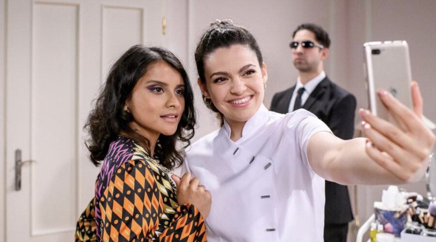 Da sinistra: India Rosita Antony e Merve Cakir in una scena di “Tempesta D'Amore” Credits: Das Erste.