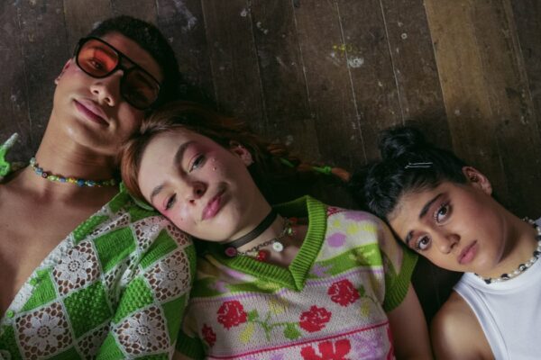 Da sinistra: James Majoos (Darren Rivers), Chloe Hayden (Quinn “Quinni” Gallagher-Jones) e Ayesha Madon (Amerie Wadia) in una scena di “Heartbreak High”. Credits: Elise Lockwood/Netflix.