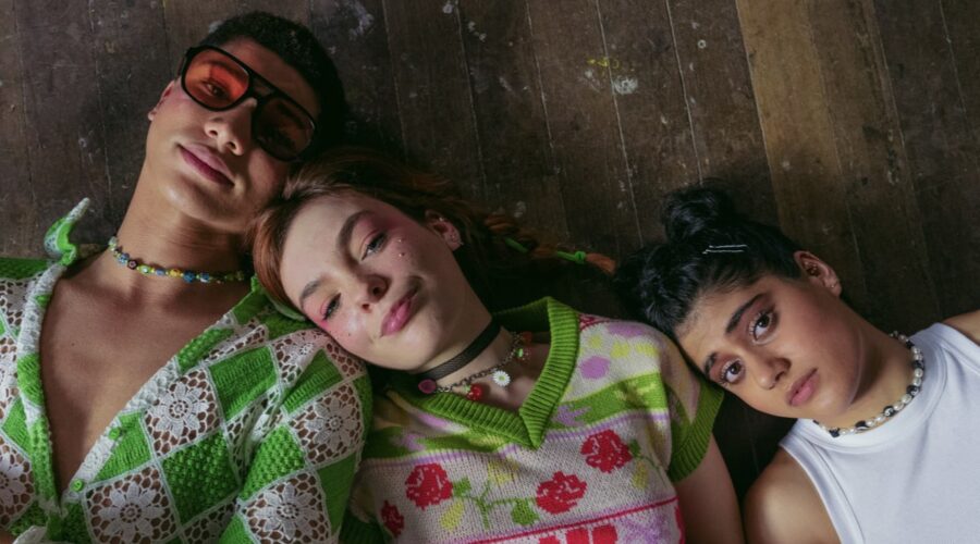 Da sinistra: James Majoos (Darren Rivers), Chloe Hayden (Quinn “Quinni” Gallagher-Jones) e Ayesha Madon (Amerie Wadia) in una scena di “Heartbreak High”. Credits: Elise Lockwood/Netflix.