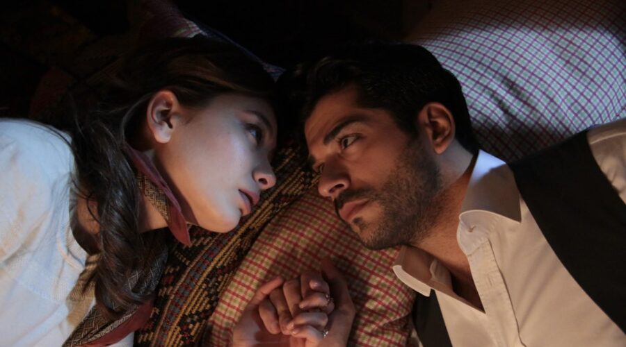 Da sinistra: Neslihan Atagül (Nihan) e Burak Özçivit (Kemal Soydere) in una scena di “Endless Love”. Credits: RTI Mediaset.