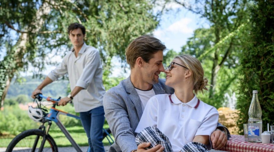 Da sinistra: Carl Bruchhäuser (Leon Thormann), Sandro Kirzel (Paul Lindbergh) e Lena Conzendorf (Josephine Klee) in una scena di “Tempesta D'Amore”. Credits: Das Erste/RTI Mediaset.