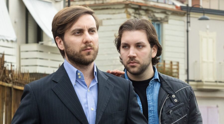 Da Sinistra: Loris De Kuna e Andrea Genovese in una scena di “Un Posto Al Sole”. Credits: Rai.
