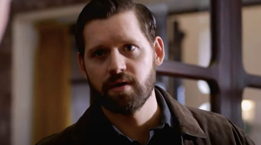 Luke Kleintank nei panni di Scott Forrester in “FBI International”. Credits: Cattura schermo/YouTube.