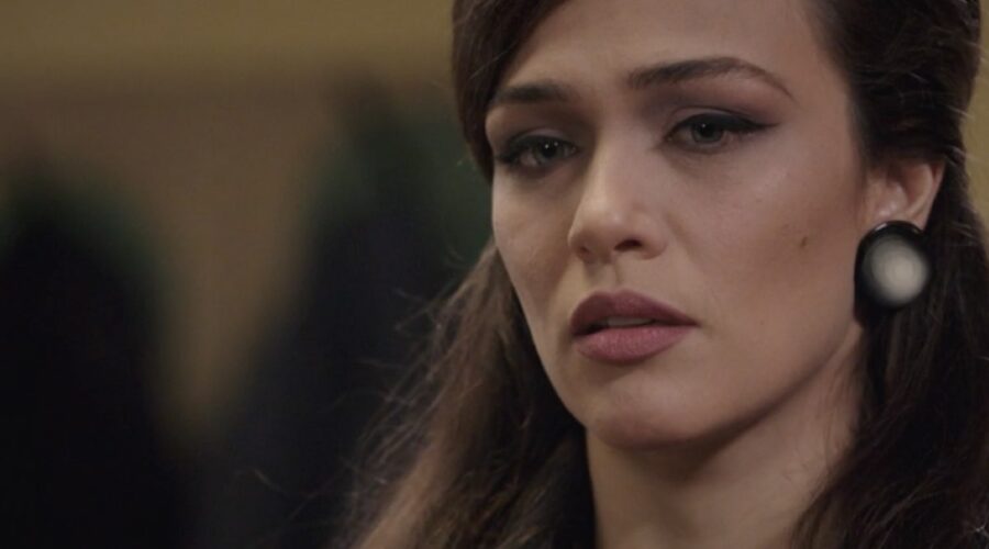 Gloria Radulescu (Marta Guarnieri) in una scena della puntata 133 de “Il Paradiso Delle Signore 8”. Credits: Rai.