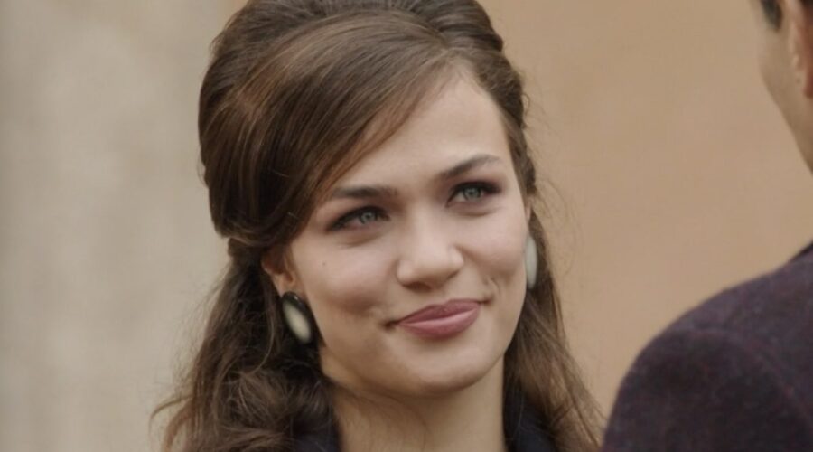 Gloria Radulescu (Marta Guarnieri) in una scena della puntata 134 de “Il Paradiso Delle Signore 8”. Credits: Rai.