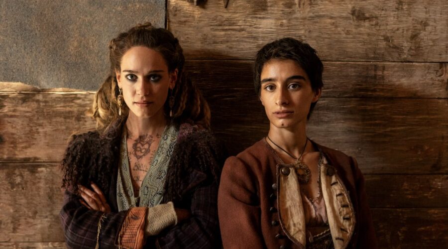 Da sinistra: Matilda Lutz (Michelina) e Michela De Rossi (Filomena) in una scena dell'episodio 6 di “Briganti”. Credits: Francesco Berardinelli/Netflix © 2023.
