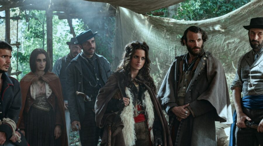 Da sinistra: Michela De Rossi (Filomena), Ivana Lotito (Ciccila) e Gianmarco Vettori (Marchetta) in una scena di “Briganti”. Credits: Francesco Berardinelli/Netflix.