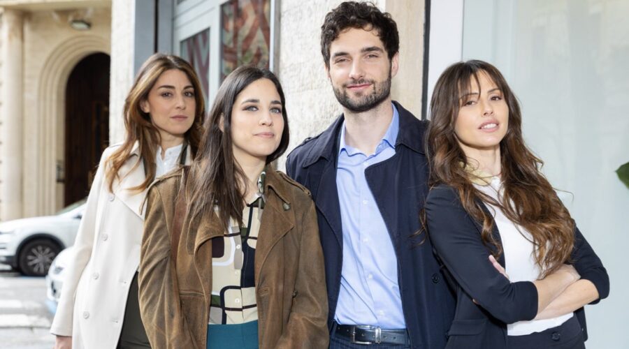 Da sinistra: Miriam Candurro (Serena), Gina Amarante (Manuela), Benedetta Valanzano (Valeria) e Luca Turco (Niko) in posato per “Un Posto Al Sole”. Credits: Rai.