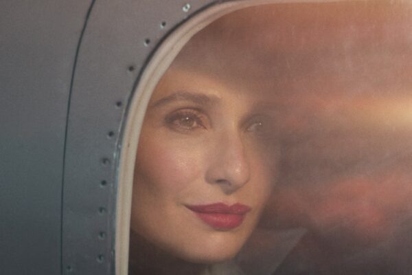 Mónica Popera interpreta Edie in una scena de “Il Sequestro del Volo 601”. Credits: Courtesy of Netflix / ©2024.