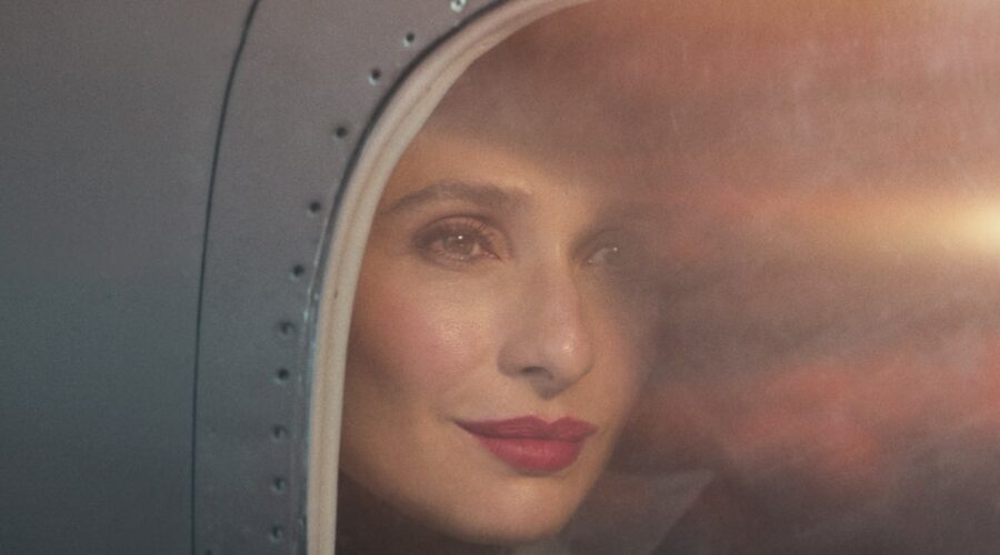 Mónica Popera interpreta Edie in una scena de “Il Sequestro del Volo 601”. Credits: Courtesy of Netflix / ©2024.