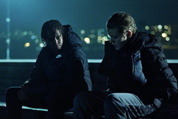 Da sinistra: Yasir Hassan nel ruolo di Billy e Olle Strand nel ruolo di Dogge in una scena di “Non Lasciarmi Cadere”. Credits: Courtesy of Netflix © 2023.